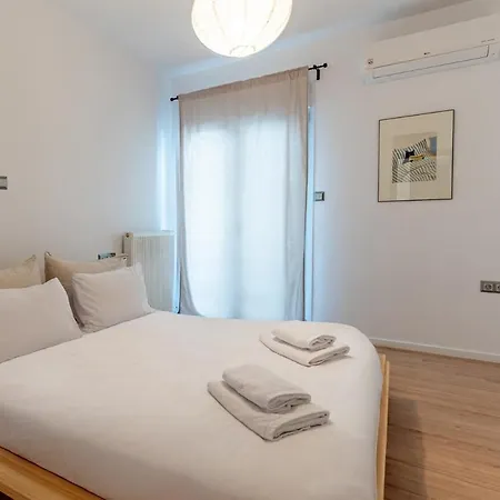 Modern Escape Steps From Seafront Appartement